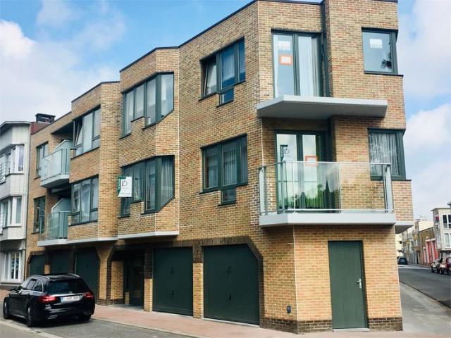 Vernieuwd appartement met 2 slaapkamers, aankoop garage m.