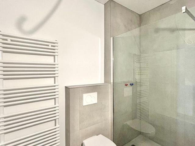VERNIEUWD GELIJKVLOERS APPARTEMENT |1 SLPK | KOER |