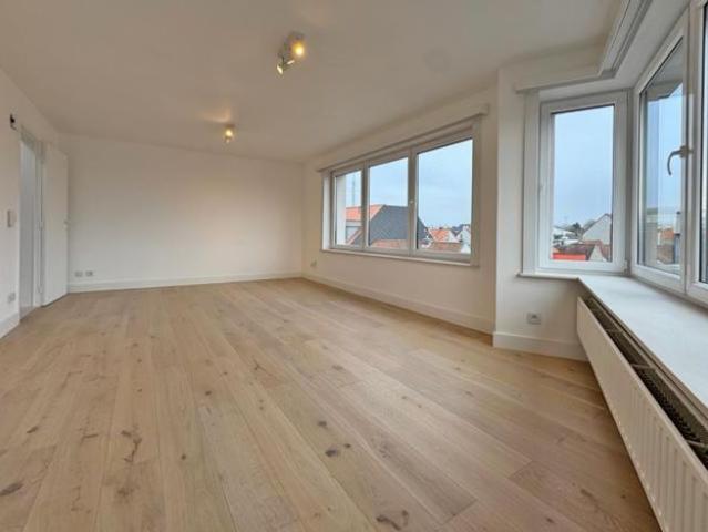 Vernieuwd hoekappartement in residentiële buurt te Knokke