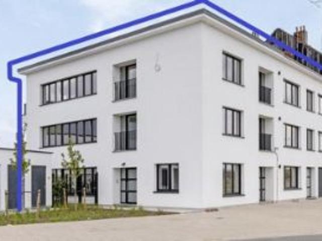 Vernieuwd, polyvalent gebouw met prachtig zicht op het water