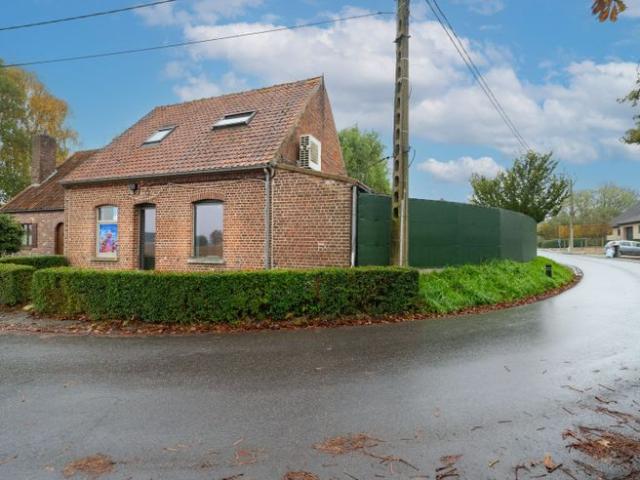 VERNIEUWDE WONING MET RUIME GARAGE