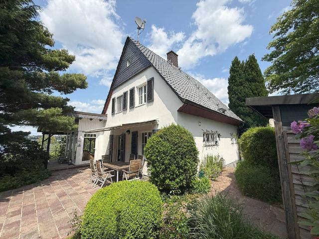 Verpassen Sie nicht diese einmalige Gelegenheit: Haus mit traumhaftem Blick auf den Möhnesee und schönem Garten!