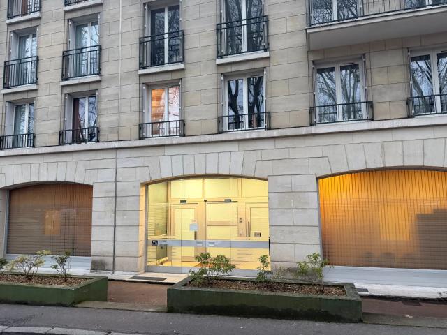 VERSAILLES – AXE PRIME – LOCAL COMMERCIAL 320 M² RDC: 15ml vitr