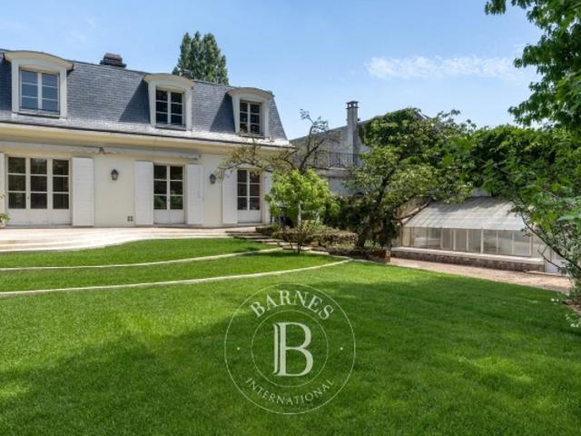 Versailles Clagny Glatigny Maison à rénover de 248 m² sur jardin Garage Studio Serre Emplacement recherché