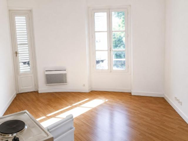 VERSAILLES PLACE DE LA LOI Studio VIDE 20m² 1ER ETAGE