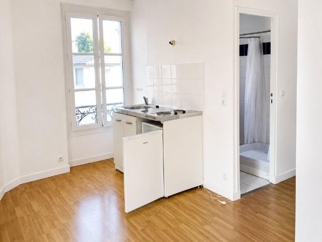 VERSAILLES PLACE DE LA LOI Studio VIDE 20m² 1ER ETAGE