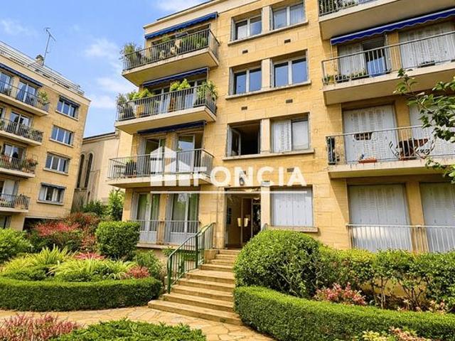 VERSAILLES RIVE DROITE – À 3 MINUTES À PIED DE LA GARE. Appartement 72 m² – 2 chambres – Balcon – Box – Cave.Vendu loué – Revenus locatifs immédiats