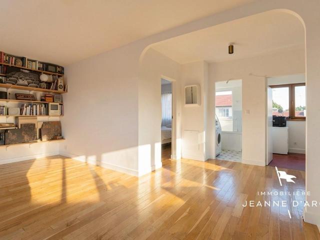 VERSAILLES RIVE DROITE – APPARTEMENT 2 PIÈCES DE 49 M² CARREZ – DERNIER ÉTAGE – CAVE ET BOX