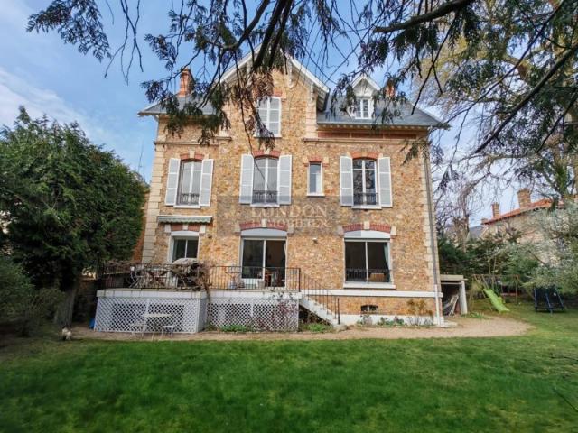 VERSAILLES Rive Droite vaste maison bourgeoise aux grands vo