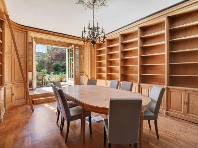 Versailles SAINT LOUIS Hôtel particulier 8 chambres 333 m² habitables Terrain 350m²