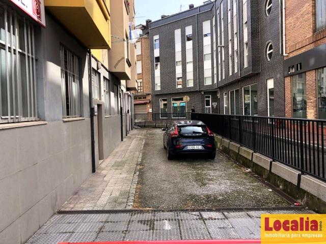 Versátil oficina con almacén y garaje en Torrelavega