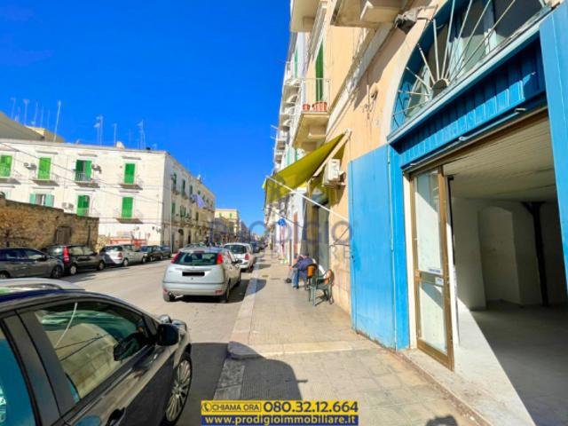 Versatile locale con rampa e doppio accesso in vendita a Molfetta