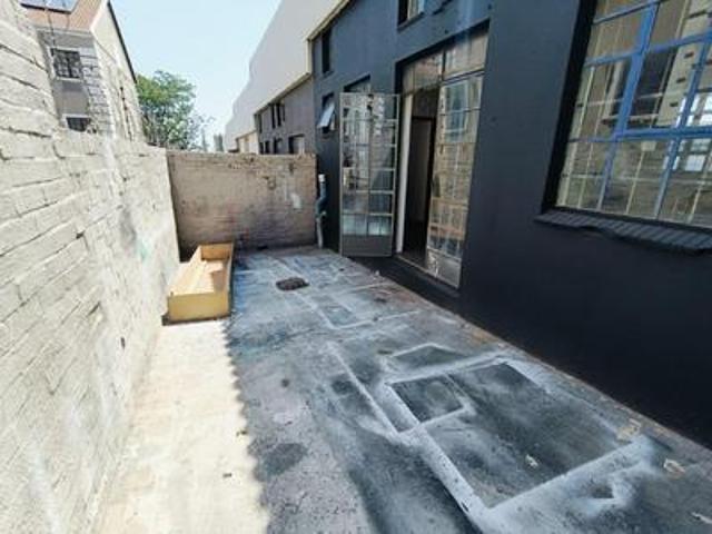 versatile mini warehouse of 125 m² t.