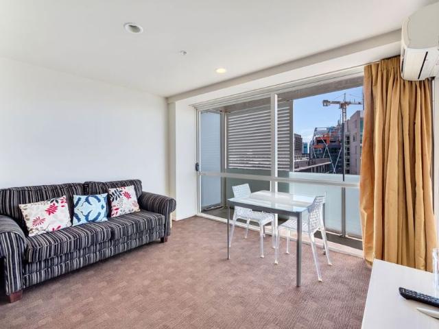 Versatile Two Bedroom Apartment The Quadrant with Bar, Spa, Pool, Sauna & Gym