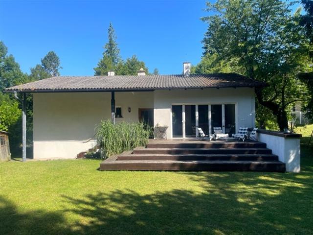 Versteckt. Verborgen. Verliebt. Bungalow mit 1.439 m² Gartenidylle – nur 700 m vom Thermalstrandbad entfernt