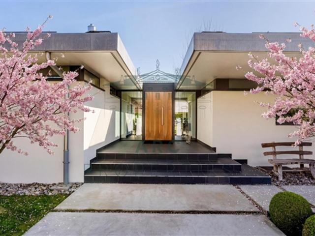 VESSY – CHARMANTES, VON EINEM ARCHITEKT ENTWORFENES HAUS MIT SWIMMINGPOOL