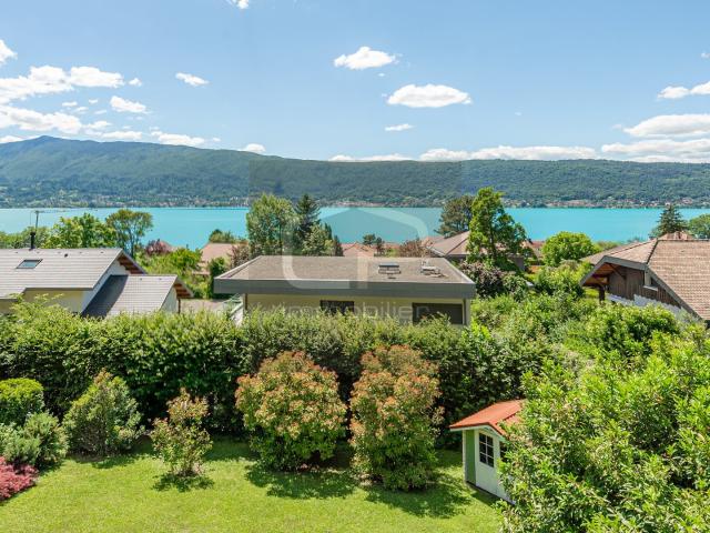 Veyrier du Lac ? Maison rénovée de 219 m2 utiles avec vue panoramique sur le lac, terrain de 1 000 m2 et studi