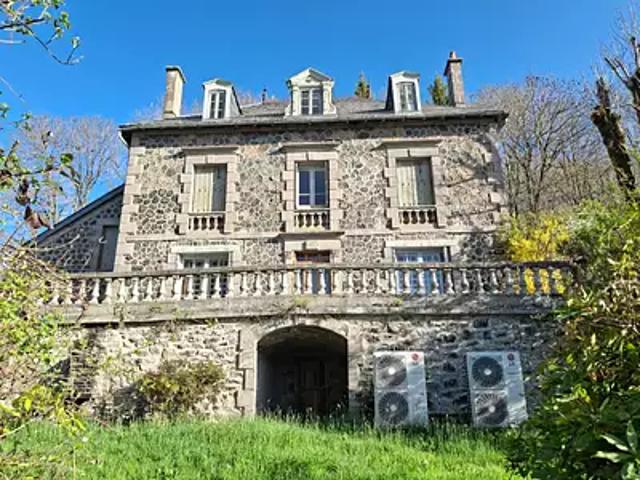 Vèze 15160 Achat / Vente maison 11 pièces t11