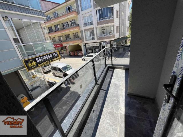 Vezirev Emlak'tan Şehir Merkezinde Balkonlu 1+1 Daire