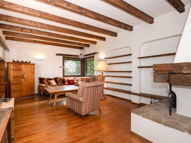 Vintage Charme trifft Bestlage: Ein Haus mit zwei Wohneinheiten in einem Traumgarten