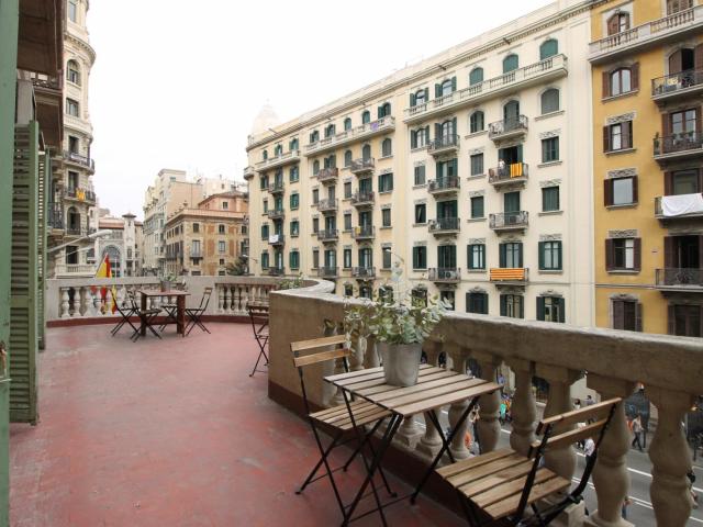Vintage double bedroom with a balcony, in the heart of Barcelona
