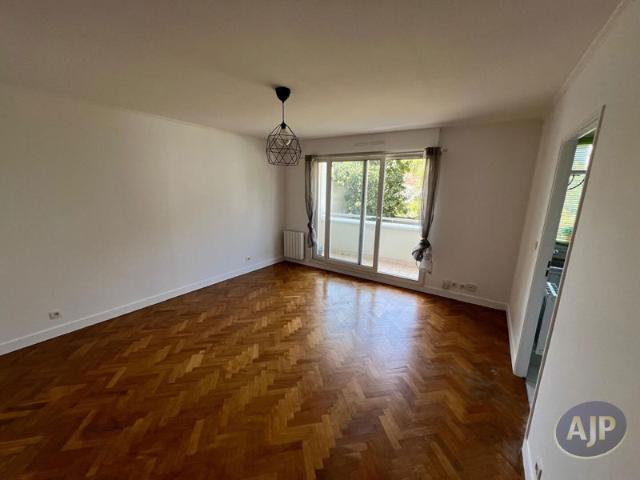 Vincennes 2 P 49m2 REPEINT A NEUF BALCON PARKING
