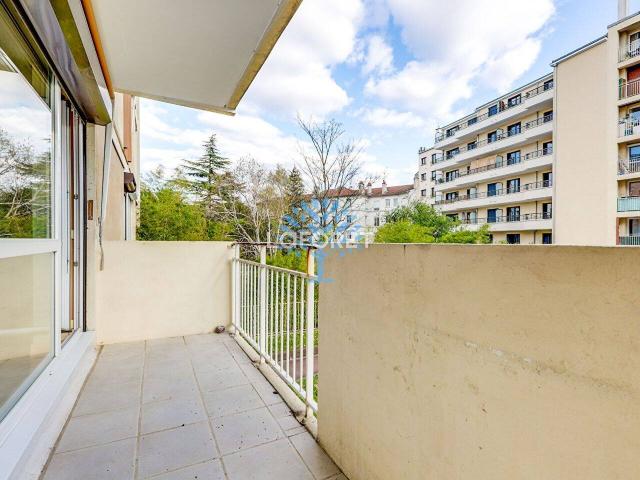 Vincennes Est: 2 pièces lumineux avec balcon