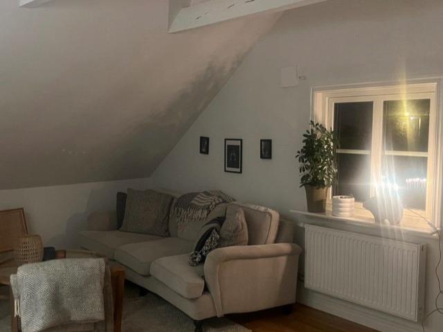 Vindsvåning i lugnt område 50 m² 7 700 kr