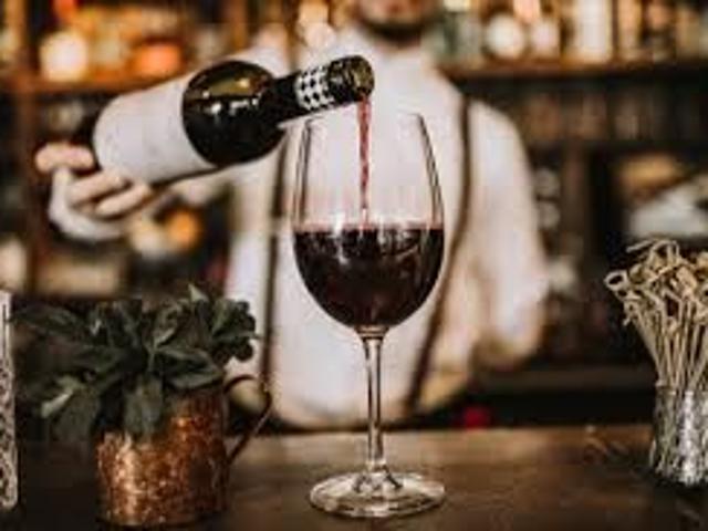 VINO A TUTTA BIRRA ! ZONA NAVIGLI VINE BAR CON ABBONDANTI TAGLIERI