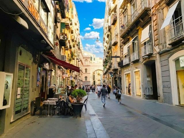 via chiaia appartamento ristrutturato ed arredato