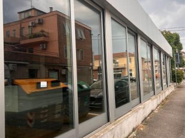 VIA BOLOGNA LOCALE COMMERCIALE CON AMPIE VETRINE