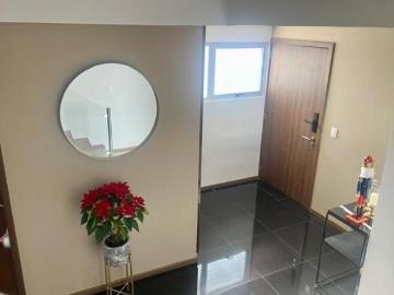 Vía Dorada: Penthouse de Lujo con Vistas Inigualables