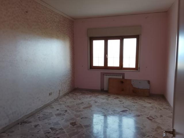 Via Dante locasi appartamento non arredato, € 400