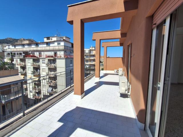 Via M. se di Villabianca/Laurana Attico 4 vaniAttico panoramico posto al sesto piano con ascensore e servizio di portierato.L'immobile gode di un terrazzo di 30 mq e un balcone, la doppia esposizione garantisce un'ottima luminosità in tutti gli ambienti