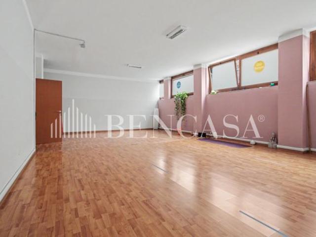 Via Macedonio Melloni ad.ze Via Fiamma: ufficio in stabile signorile locato