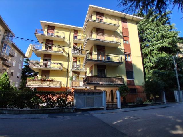 Via Meschinelli. Tricamere in affitto. Non arredato. Riscaldamento centralizzato