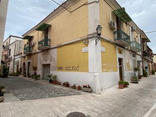 via Santa Teresa pianoterra 95 mq 2 ingressi 3 camere 2 bagni a E 35.000