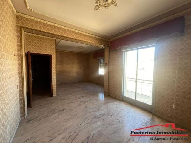 Via Sbarre Centrali 5 piano pentalocale di ampia metratura con lastrico solare