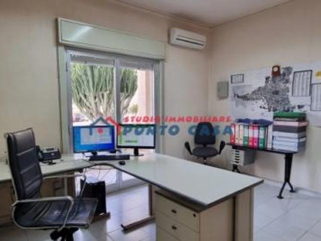 VIA VIRGILIO – Appartamento uso ufficio non arredato al P.T. rialzato, 130 mq ca. – 6 vani + acc. + p.auto. Buone condizioni. Euro 700 CL GI