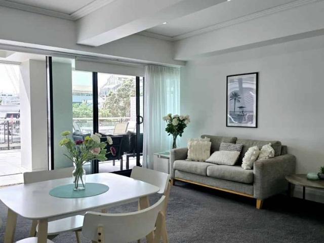 Viaduct Harbour, massive outdoor living