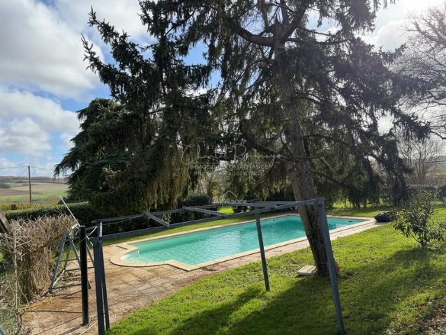 VIAGER OCCUPÉ – Maison de caractère avec piscine + dépendances – Grand jardin – LÉSIGNY 86