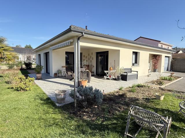 Viager occupé Monsieur 91 ans et Dame 71 ans Maison de plain pied récente avec jardin et garage