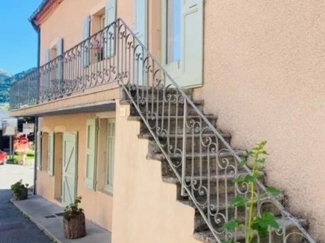 Viager occupé avec quatre logements, jardin et dépendances