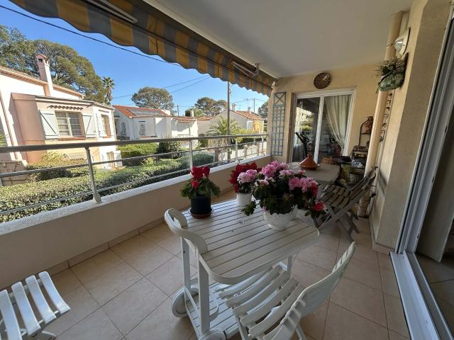 VIAGER OCCUPE A PIEDS DU CENTRE VILLE ST RAPHAEL