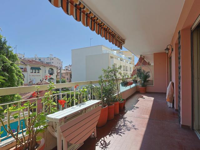 VIAGER OCCUPÉ – JUAN LES PINS – SPACIEUX 2 PIÈCES AVEC GRANDE TERRASSE