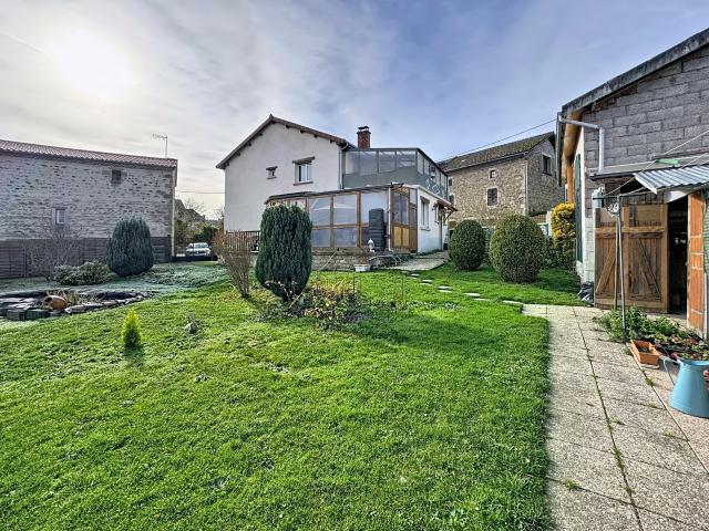Viager occupé par Monsieur 75 ans et Madame 73 ans Jolie maison rénovée avec jardin et garage