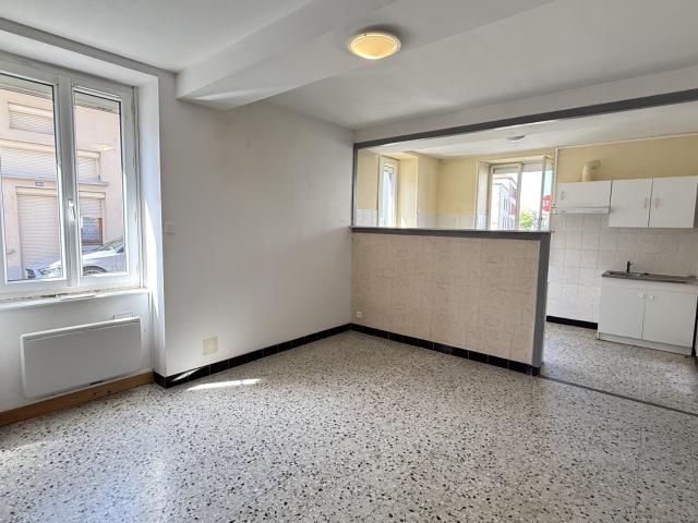 Viager libre sur 2 têtes Monsieur 86 ans et Dame 85 ans Maison de ville avec garage et cour