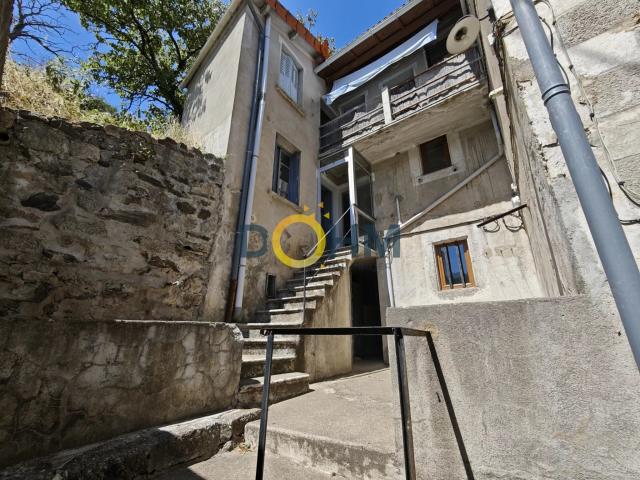 Vialas, ensemble immobilier 2 3 appartements + 2 garages