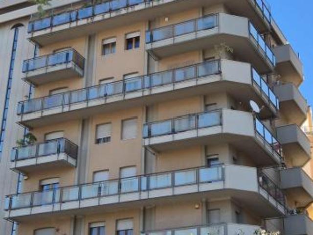 Viale Campania, vendesi 5 vani, ottimo stato, piano alto cantina, 2 posti auto