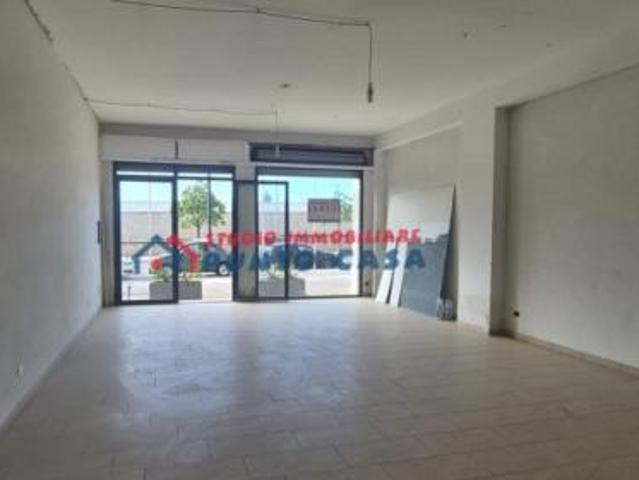 VIALE DELLA PROVINCIA – Locale commerciale al P.T. di 80mq ca. – 2 vetrine su strada – vano unico + w.c. Ottima visibilit. Euro 1.200 CL F